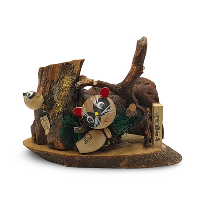 Diorama maman et enfant tanuki dans un tronc (Gunma)