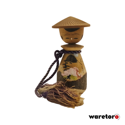 Petite kokeshi omiyage au chapeau