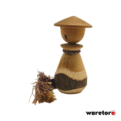Petite kokeshi omiyage au chapeau