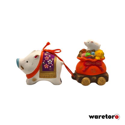 Figurine Yakushigama sanglier et petit sur sac de trésors