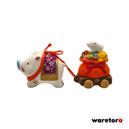 Figurine Yakushigama sanglier et petit sur sac de trésors