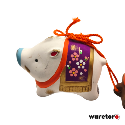Figurine Yakushigama sanglier et petit sur sac de trésors